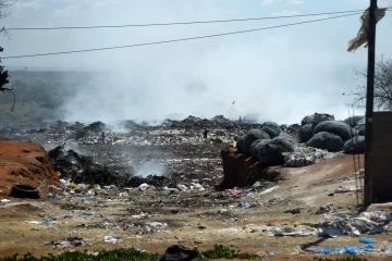2016 03 Mosambik 055 dispose of garbage in Mosambik