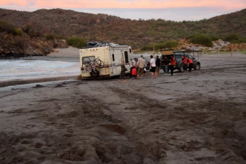 2018 02 Mexico Baja California 060 stuck on sandy beach juncalito