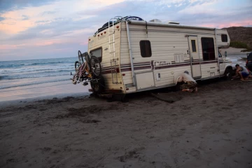 2018 02 Mexico Baja California 061 stuck on sandy beach juncalito
