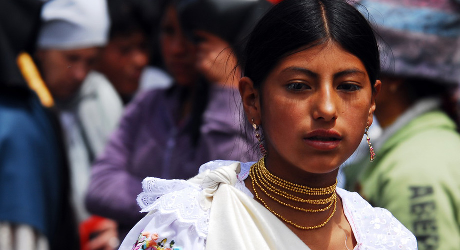 Die Frauen von Otavalo tragen lange schwarze Röcke und weiße buntbestickte Blusen.