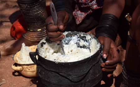 Himba beim Kochen